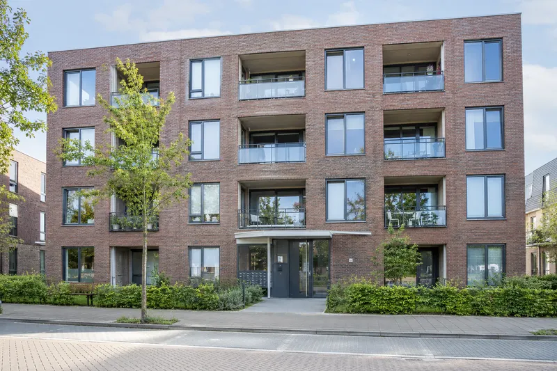 Bakstenen appartementencomplex met gemeenschappelijke entree